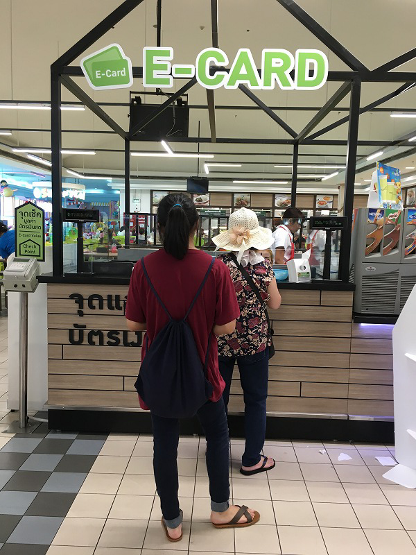 タイ バンコクのBigCのフードコートE-CARDカウンターでチャージ