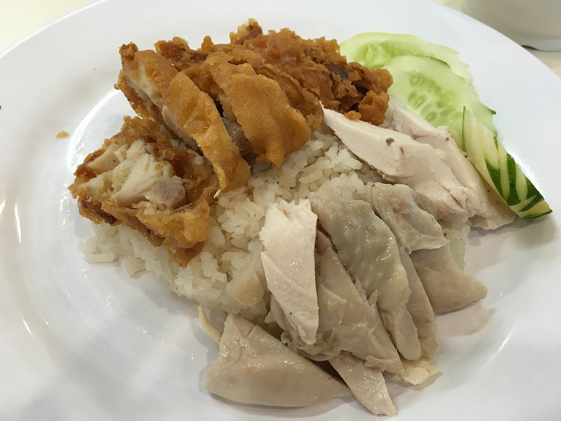 タイ バンコクのショッピングモールLotusのOily Rice with 2 chickensカオマンガイ