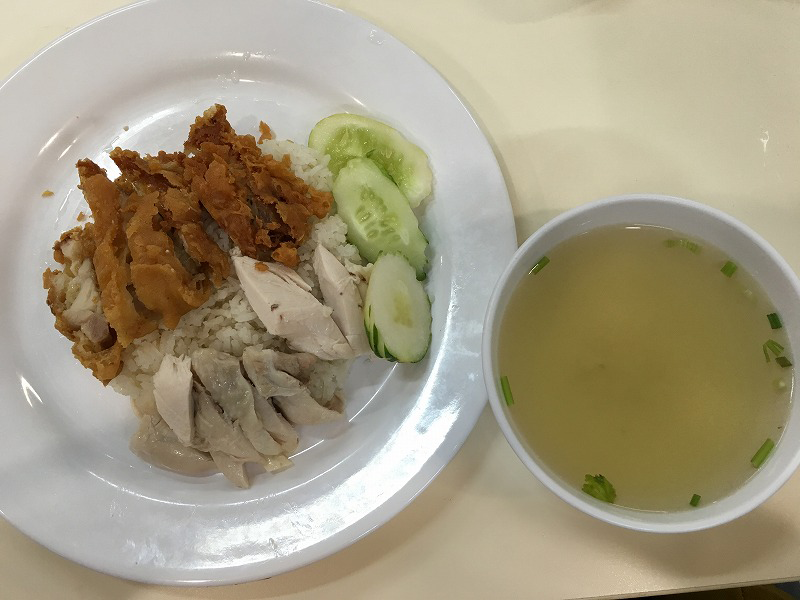 タイ バンコクのショッピングモールLotusのOily Rice with 2 chickensカオマンガイ