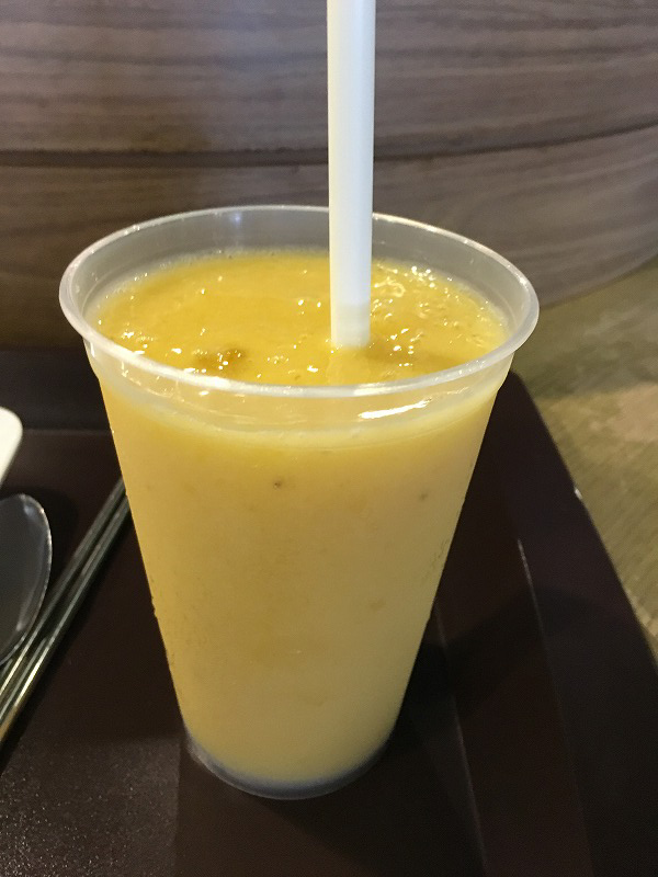 Terminal21のフードコートのマンゴー＋バナナジュース